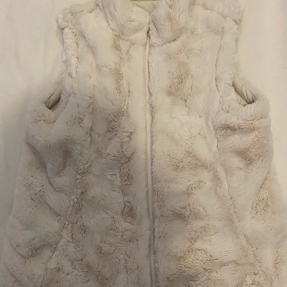 WHITE FURRY VEST - Picture 3 of 5